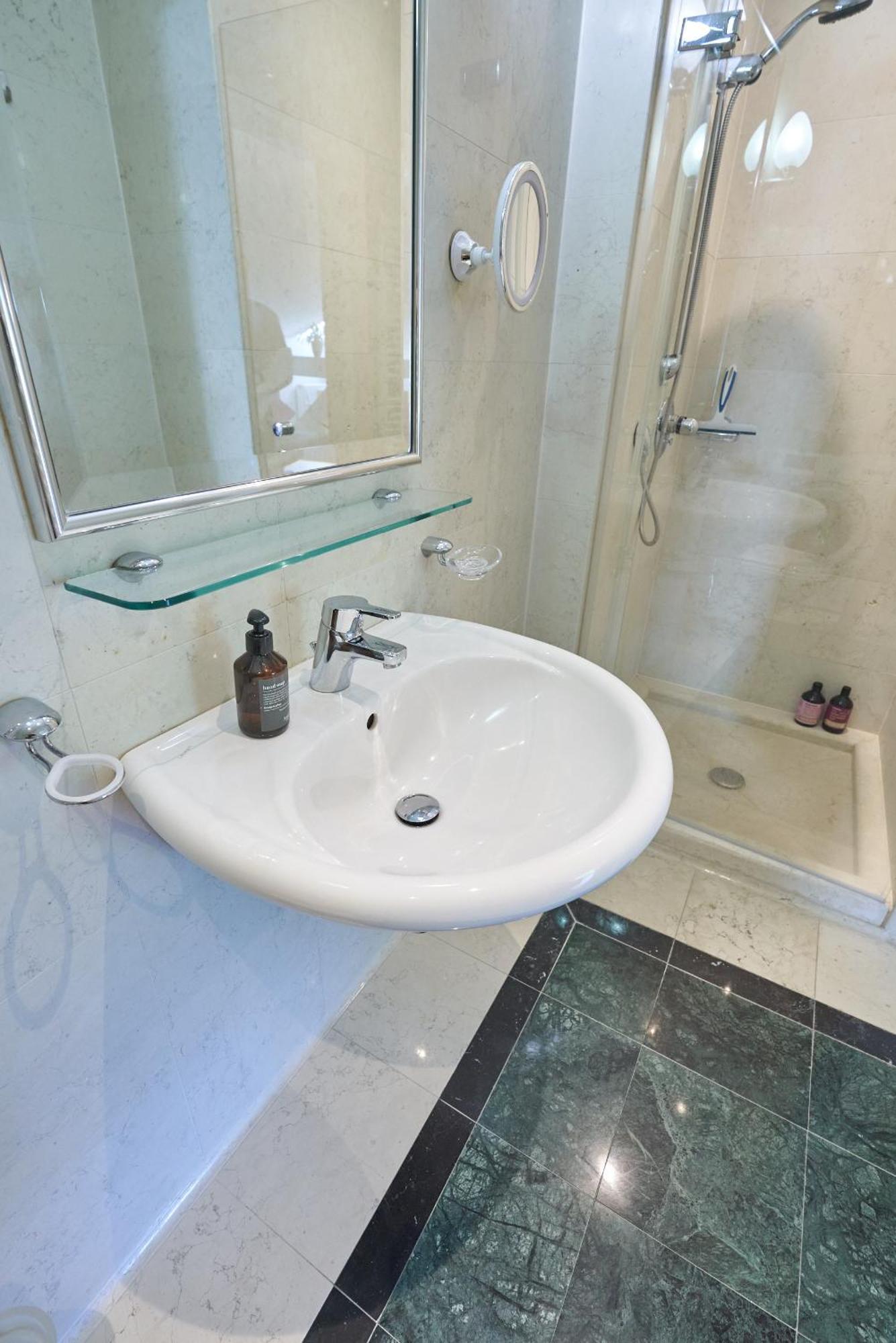 Big Apartment In Guesthouse Baden Ngoại thất bức ảnh